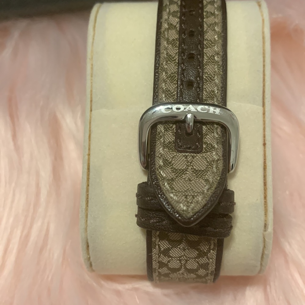 Coach watch w/classic signature fabric.This needs a battery!Amazing condition - Picture 3 of 5